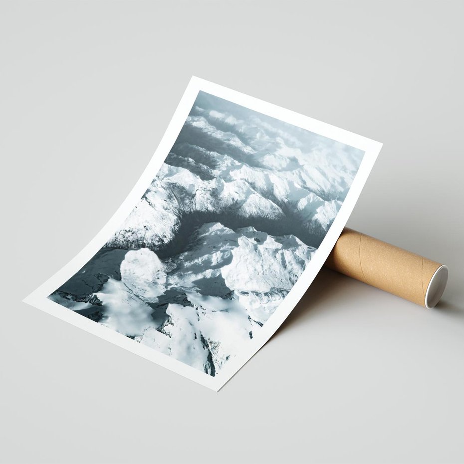 Plakat bez ramy 50x70 - Ośnieżone Szczyty z Wysoka - ośnieżone szczyt górskie, zdjęcie z lotu ptaka