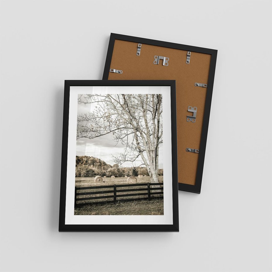 Plakat w ramie 30x40 - Drzewa i Snopki Siana - farma, drzewa - rama czarna