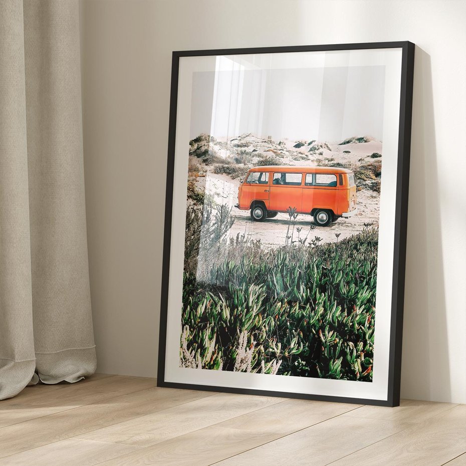 Plakat bez ramy 21x30 - Podróże po Pustyni - stary samochód van, pomarańczowy