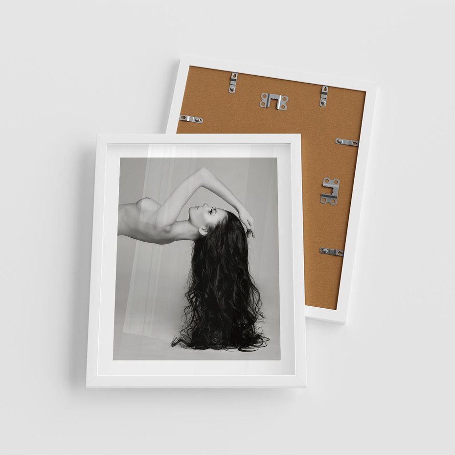 Plakat w ramie 40x50 - Piękno włosów kobiety w ruchu - włosy, piękno - rama biała