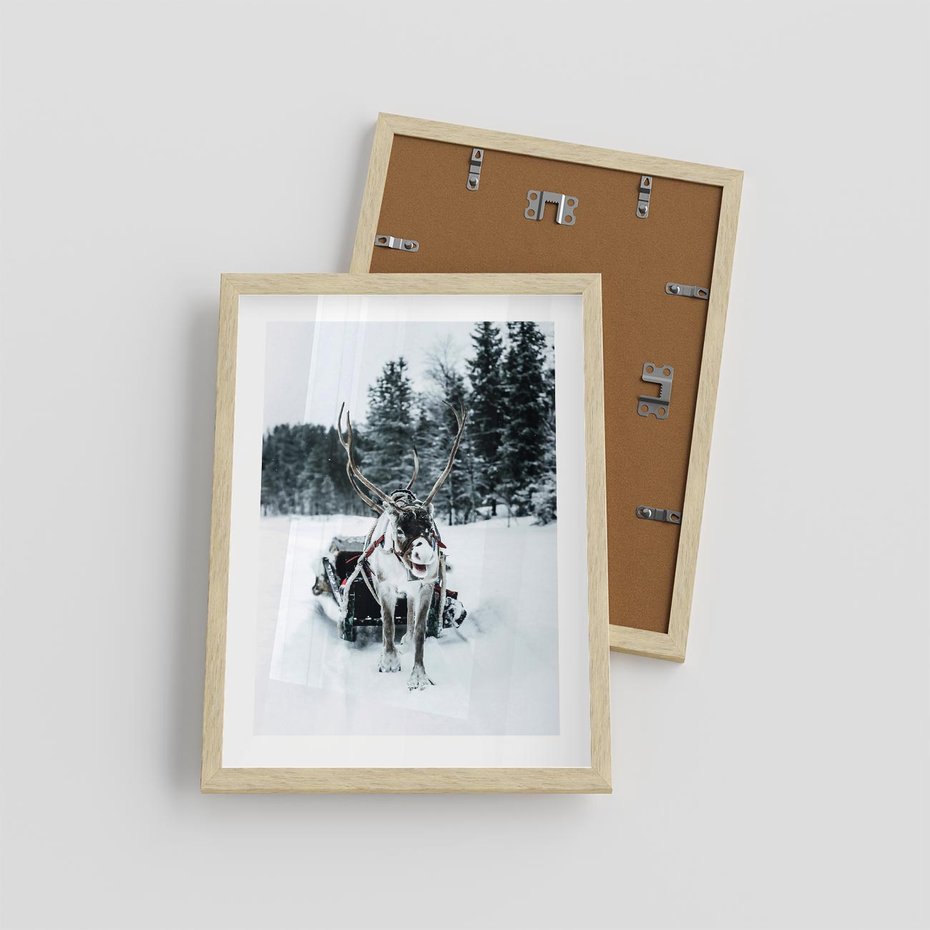 Plakat w ramie 30x40 - Świąteczna Przygoda - renifer, śnieg - rama drewno