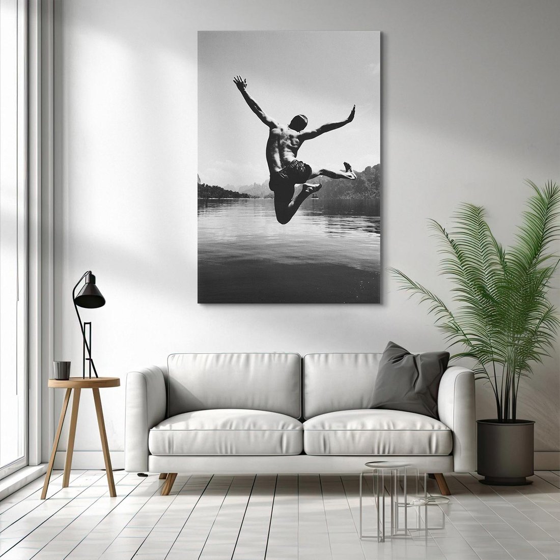 Obraz na płótnie 70x100 - Beztroska Chwila - czarno biała fotografia, mężczyzna wesoło wskakuje do keziora w górach