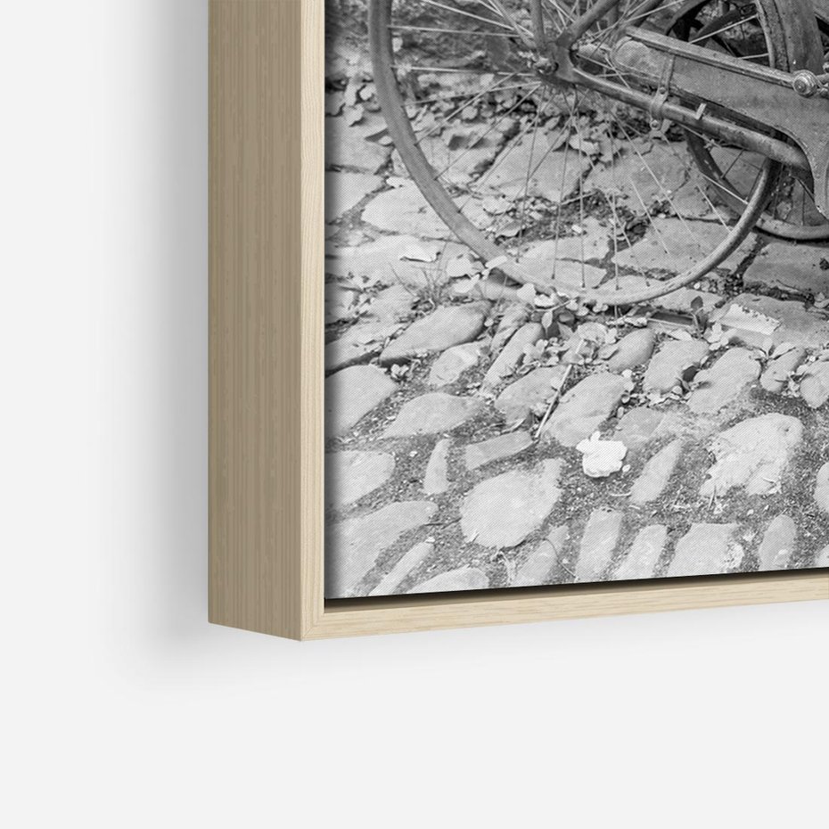 Obraz w ramie 100x70 - Zapomniany Urok - czarno biała fotografia, stary rower oparty o mur - rama drewno