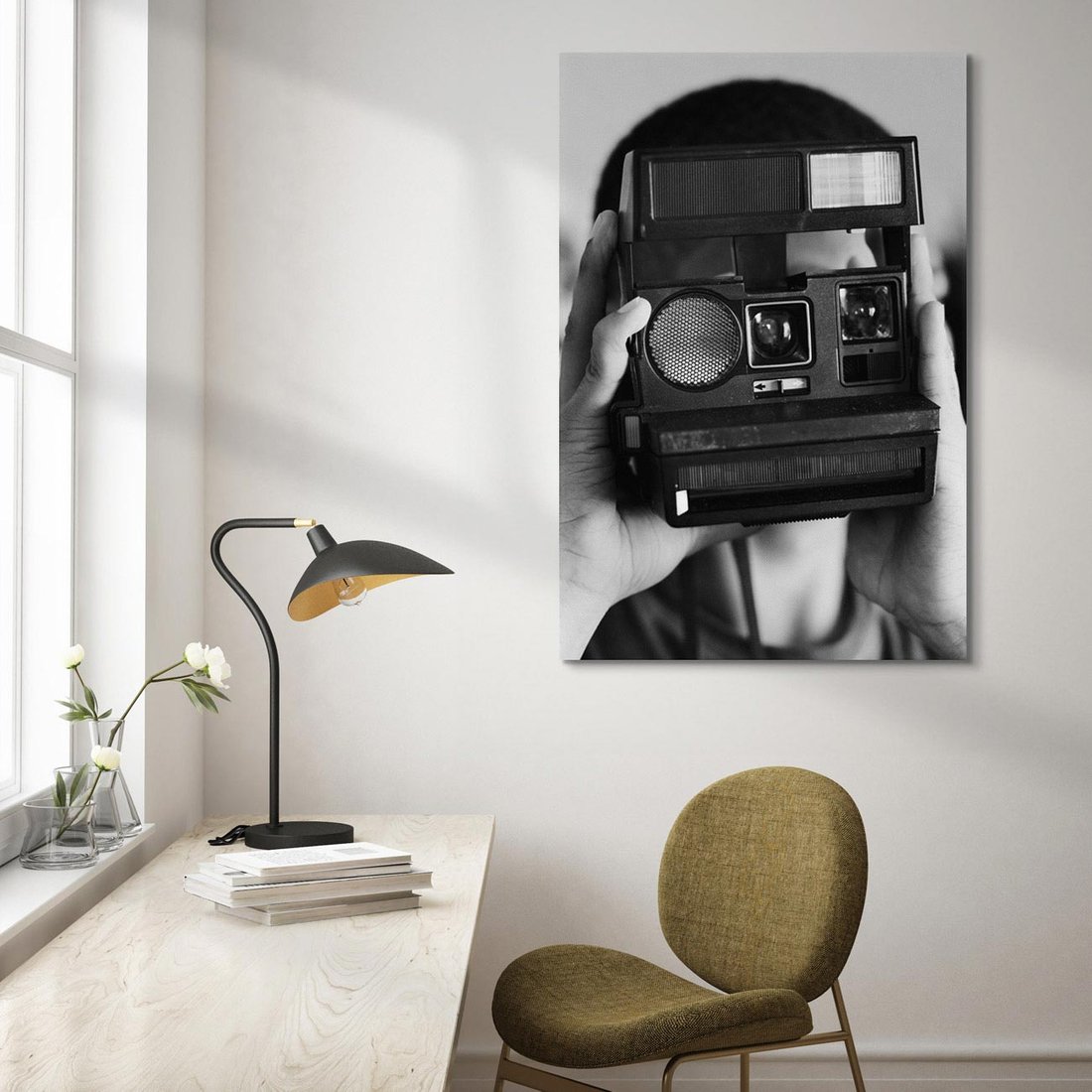 Obraz na płótnie 80x120 - Mężczyzna za Aparatem - czarno białe zdjęcie, portret