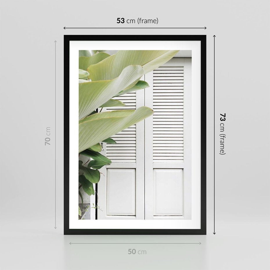 Plakat w ramie 50x70 - Tropikalne Okno - białe okiennice, zielona tropikalna roślina - rama czarna