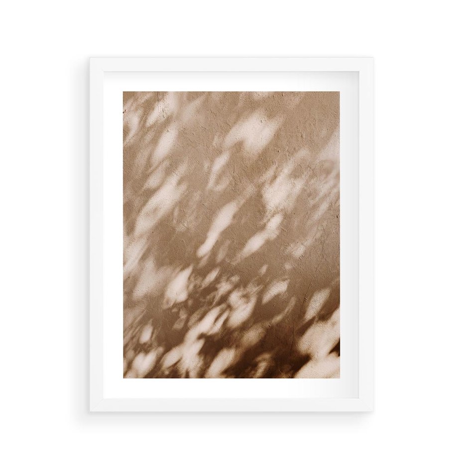 Plakat w ramie 40x50 - Abstrakcyjna Kompozycja: Cień na Ścianie - cień na ścianie, beżowe kolory - rama biała