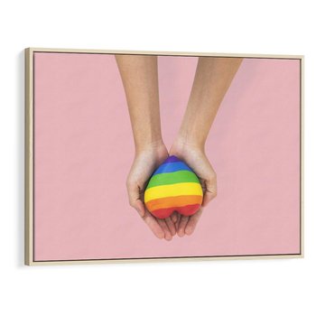 Obraz w ramie 70x50 - Miłość na Dłoniach - zdjęcie, dłonie trzymają ulepione tęczowe serce - rama drewno