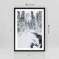 Plakat w ramie 50x70 - Spokój Zimowego Lasu w Górach - zima w lesie, w górach - rama czarna