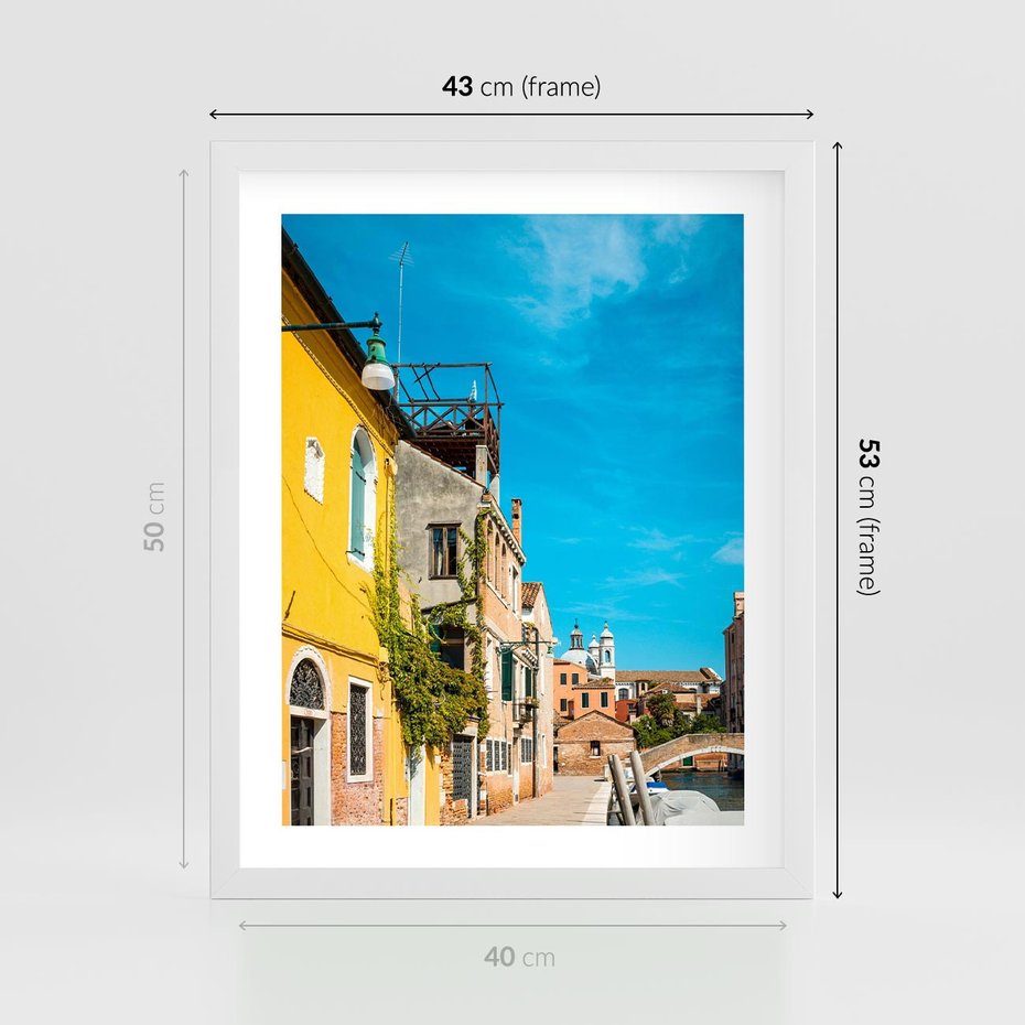 Plakat w ramie 40x50 - Przechadzka w Sercu Miasta - uliczka, perspektywa - rama biała