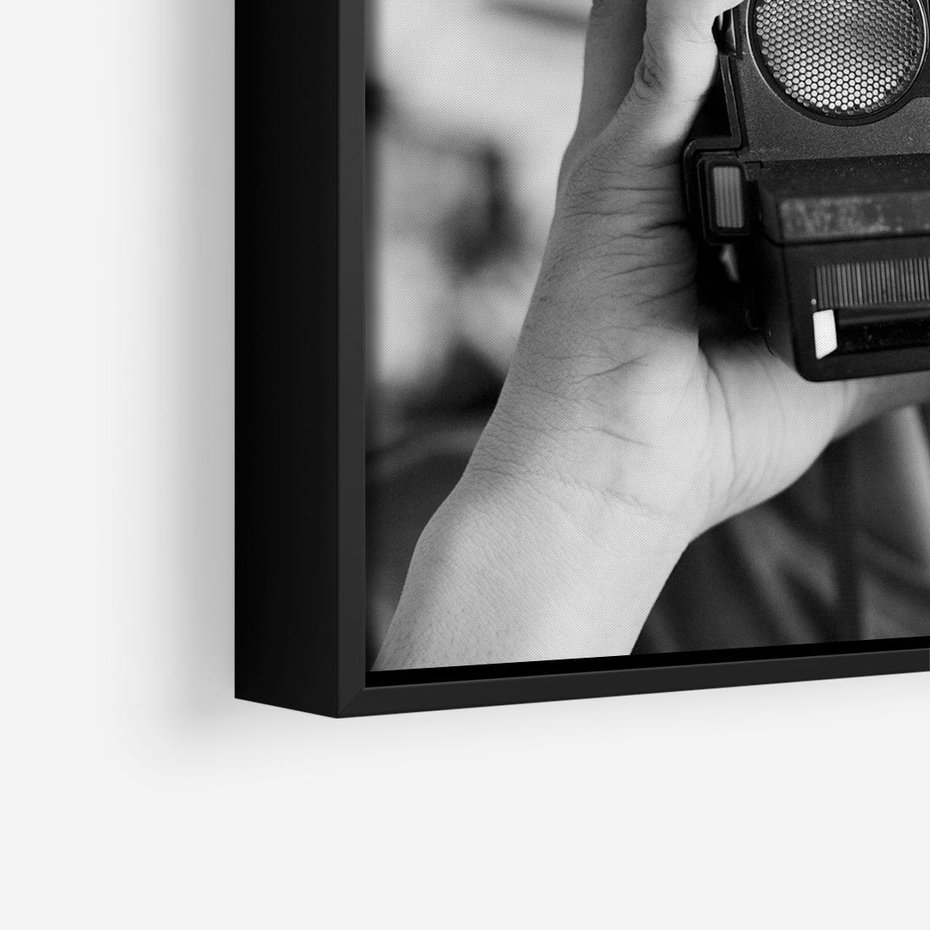 Obraz w ramie 50x50 - Mężczyzna za Aparatem - czarno białe zdjęcie, portret - rama czarna