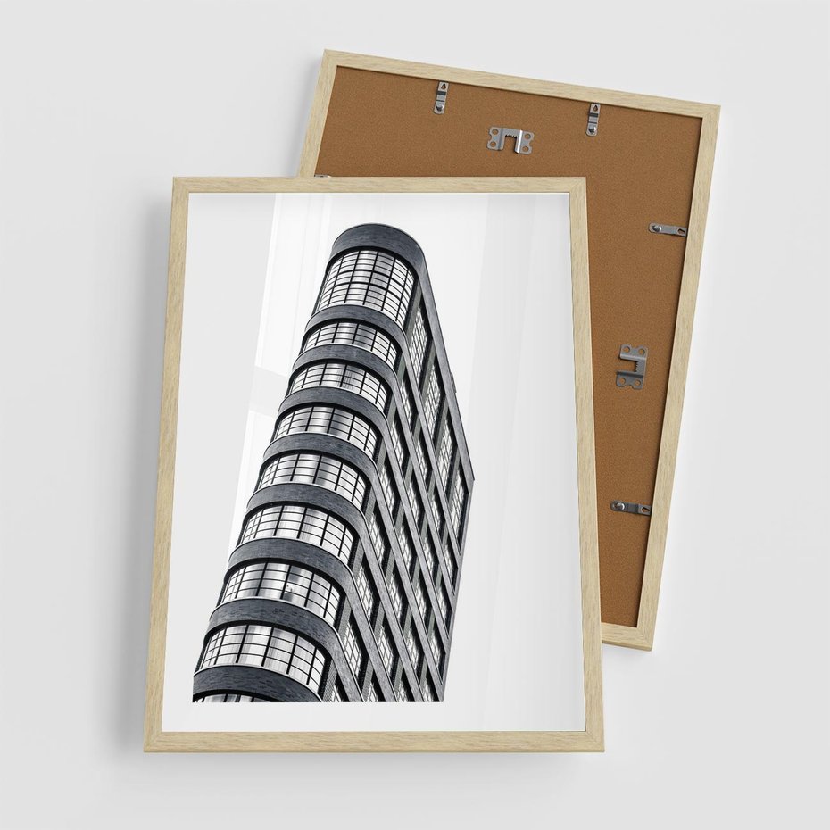 Plakat w ramie 50x70 - Wieżowiec na Monochromatycznym Obrazie - architektura, wieżowiec - rama drewno