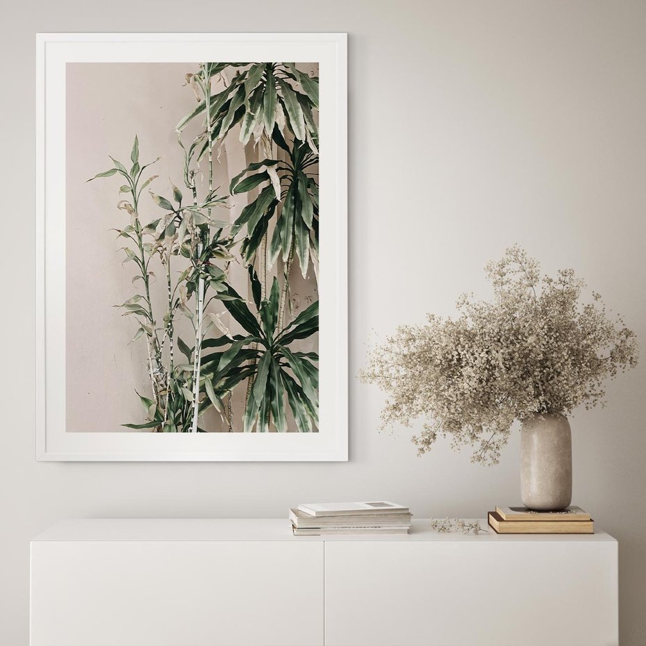 Plakat w ramie 50x70 - Egzotyczna Kompozycja - liście, rośliny tropikalne na tle ściany - rama biała