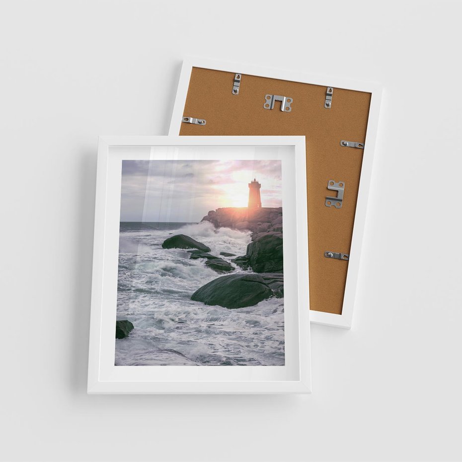 Plakat w ramie 40x50 - Latarnia, Zachód Słońca i Fale - latarnia na klifie, zachód słońca - rama biała