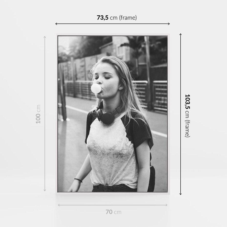 Obraz w ramie 70x100 - Letnia Młodość - nowoczesna fotografia, czarno biała - rama biała