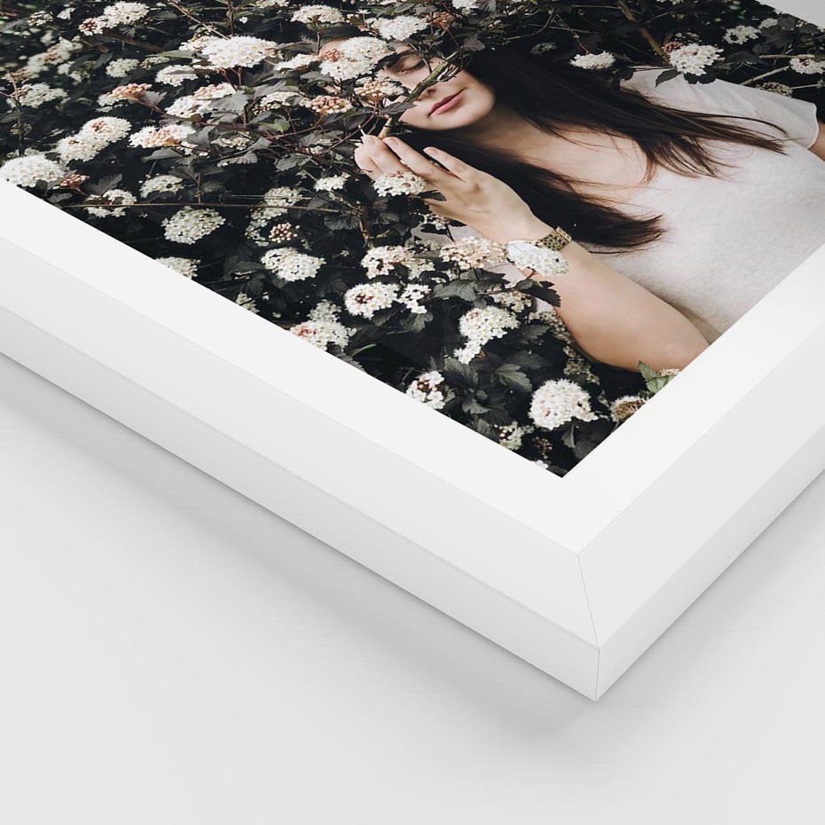 Plakat w ramie 30x40 - Kobieta w Krzewie Kwiatów - krzak z kwiatami, schowana za nim kobieta - rama biała