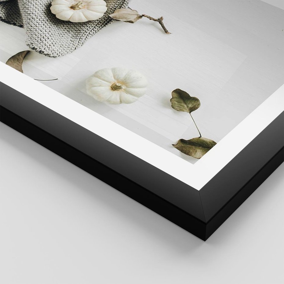 Plakat w ramie 50x70 - Białe Dynie i Przytulny Koc - kompozycja jesienna, białe dynie - rama czarna