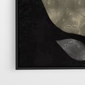 Obraz w ramie 50x70 - Nocne Uniesienia - abstrakcyjny kwiat, mroczna atmosfera - rama czarna