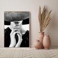 Obraz w ramie 50x70 - Czarna Elegancja - fotografia czarno biała, zbliżenie portret kobiety w czerni - rama drewno