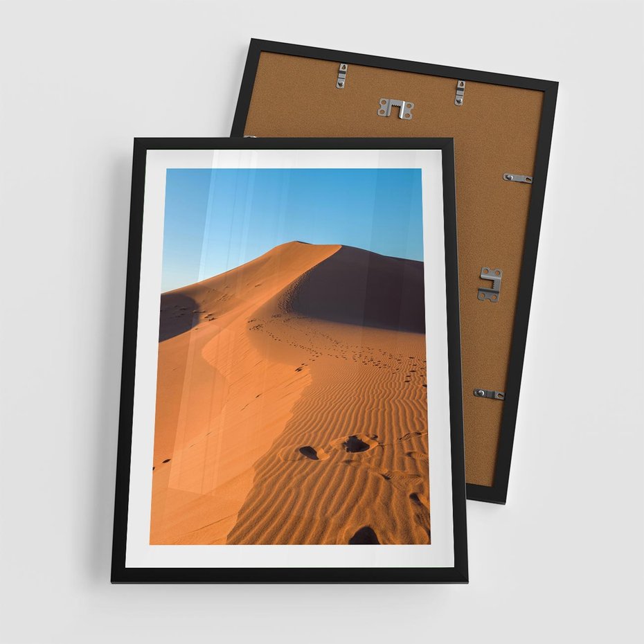 Plakat w ramie 50x70 - Piasek pustyni wędruje - pustynia, piasek - rama czarna