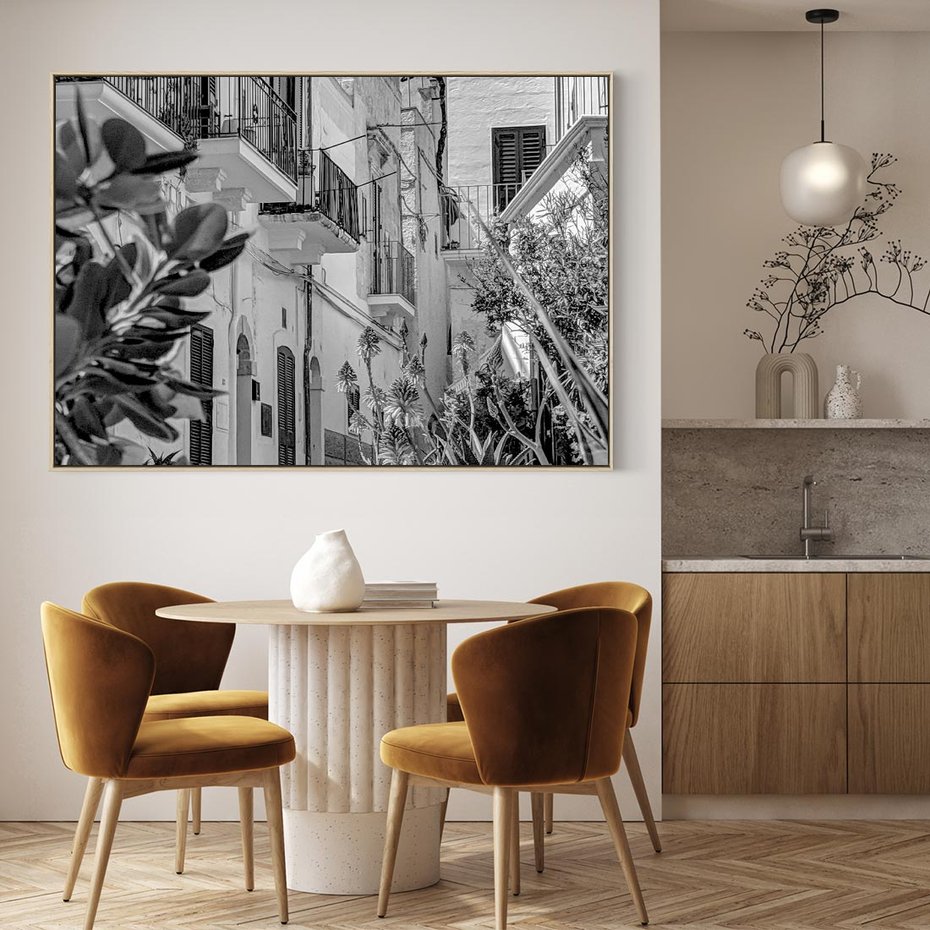 Obraz w ramie 70x50 - Nadmorska Uliczka - czarno białe zdjecie, uliczka w nadmorskim mieście - rama drewno