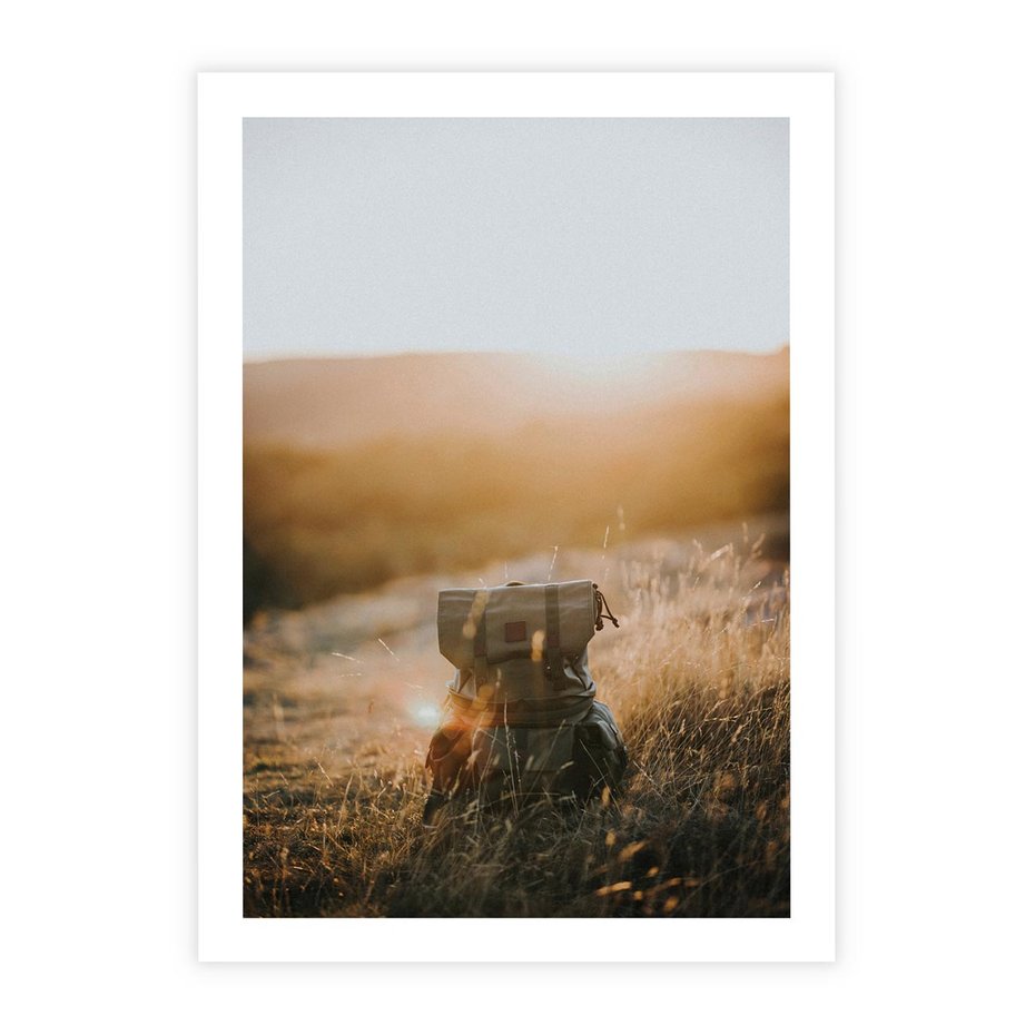 Plakat bez ramy 21x30 - Podróżniczy bukiet na łące - plecak, podróż