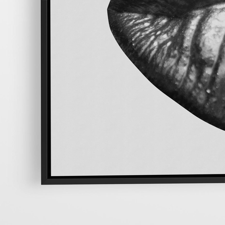 Obraz w ramie 70x50 - Srebrna Moc Wyrazu - srebrne usta, zbliżenie - rama czarna