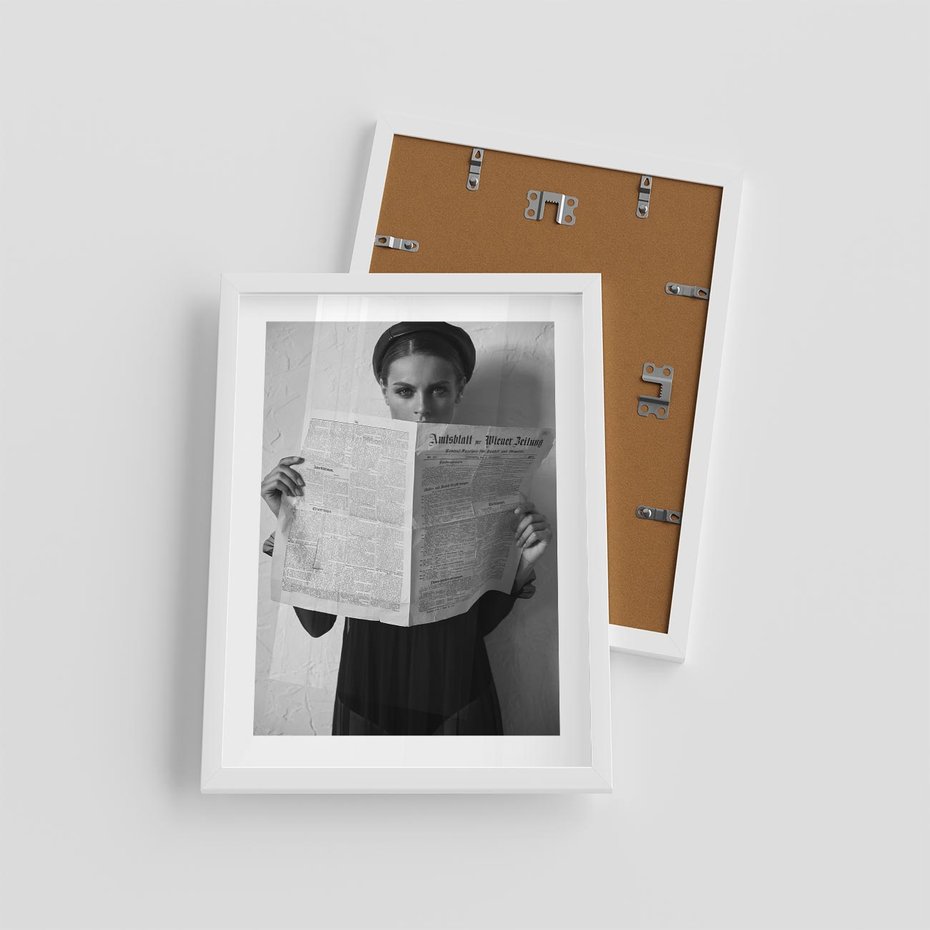 Plakat w ramie 30x40 - Nowe Wiadomości - retro zdjęcie, czarno białe - rama biała