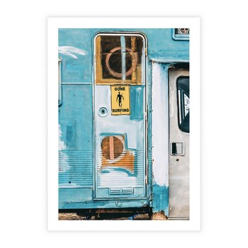Plakat bez ramy 40x50 - Nostalgiczna Podróż - stara przyczepa kempingowa, niebieskie kolory
