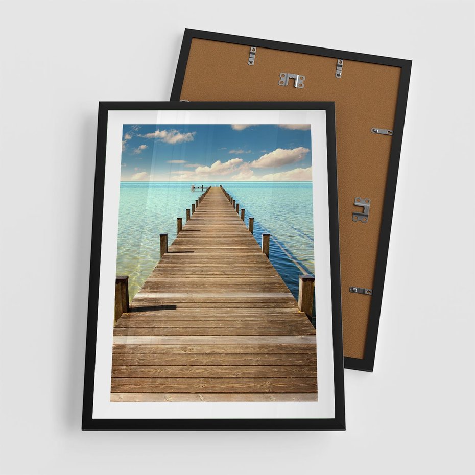 Plakat w ramie 50x70 - Pomost nad morską przestrzenią - pomost, morze - rama czarna