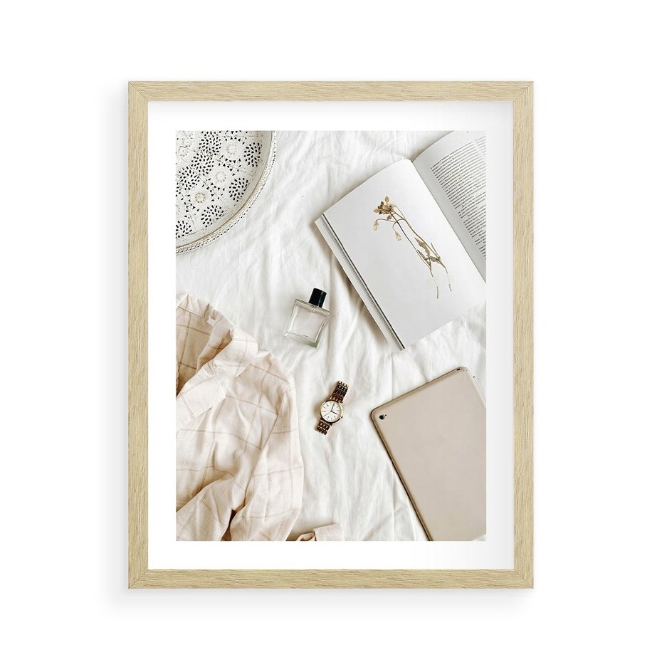 Plakat w ramie 40x50 - Perfumy, Książka i Moda - kobieca kompozycja, perfumy - rama drewno