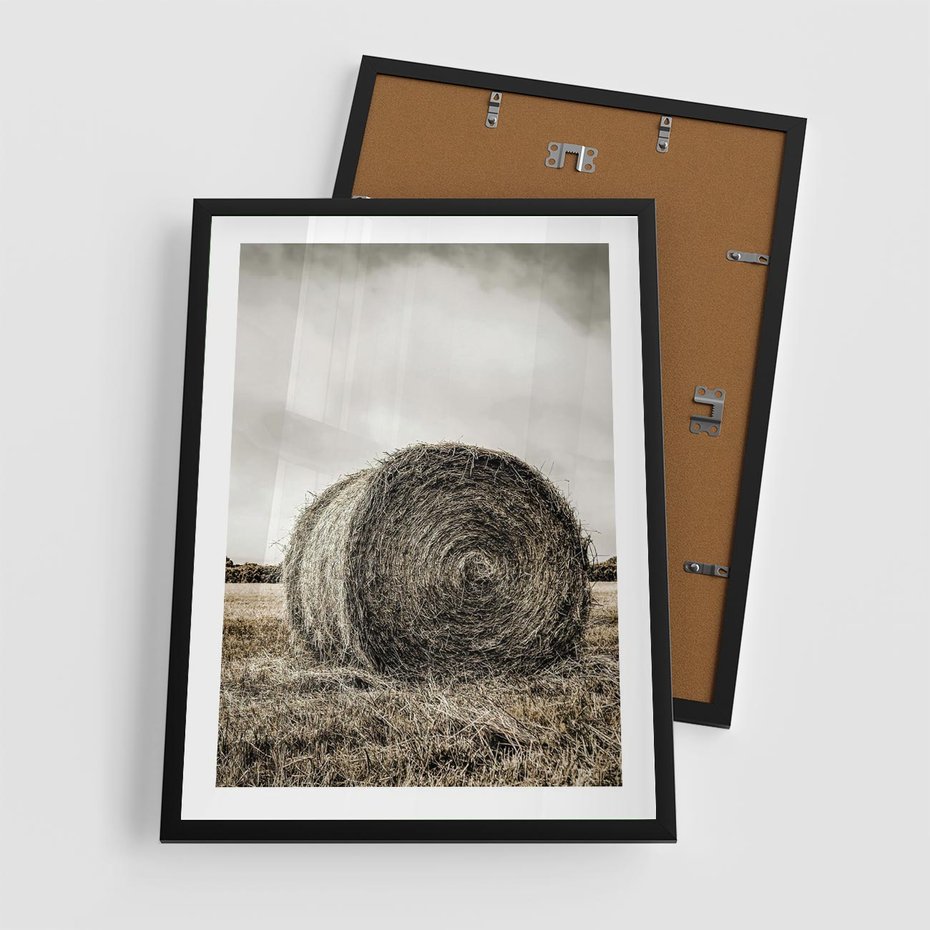 Plakat w ramie 50x70 - Siano w Sepii: Wiejska Tradycja - snopek siana, bela siana - rama czarna