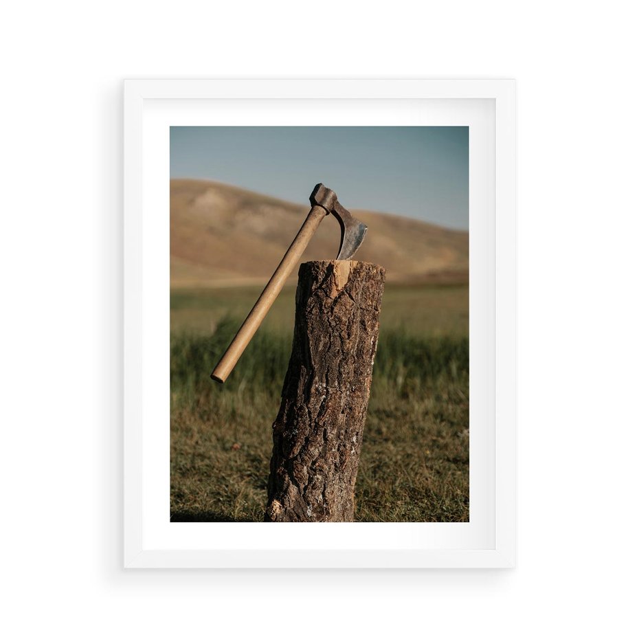 Plakat w ramie 40x50 - Lasowa siła w drewnie - las, siekiera - rama biała