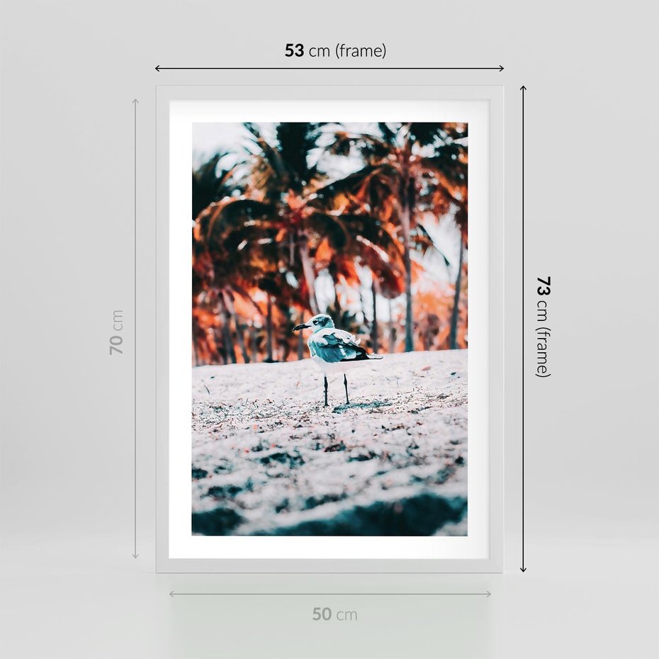 Plakat w ramie 50x70 - Tropikalna Uroda: Plaża z Mewą - tropikalna plaża, mewa na piasku - rama biała