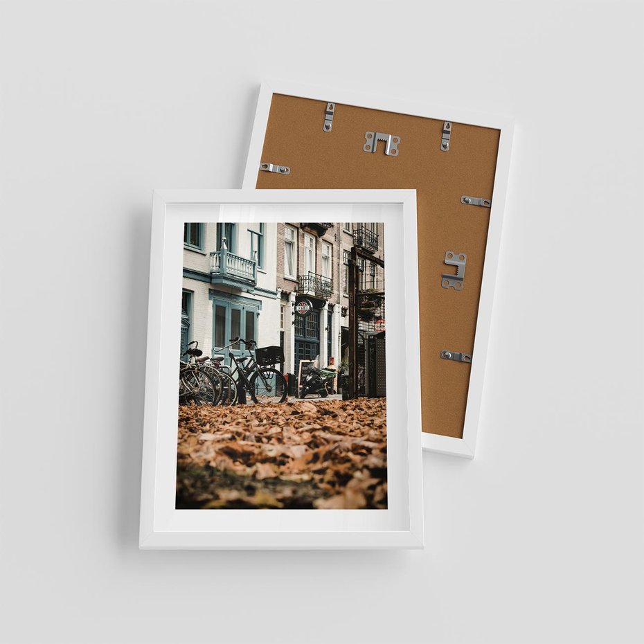 Plakat w ramie 30x40 - Rowery w Mieście pełnym Liści - rower, miasto - rama biała