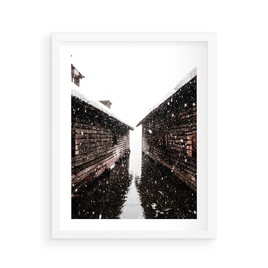 Plakat w ramie 40x50 - Spadający Śnieg - domek górski, w zimie - rama biała