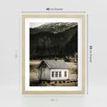 Plakat w ramie 40x50 - Ciepło i Urok Górskiego Domku - domek w górach, sepia - rama drewno