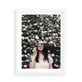 Plakat w ramie 50x70 - Kobieta w Krzewie Kwiatów - krzak z kwiatami, schowana za nim kobieta - rama biała