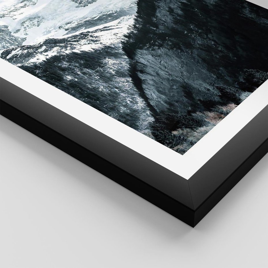 Plakat w ramie 50x70 - Góry w Zimowym Uścisku - góry, ośnieżone szczyty - rama czarna