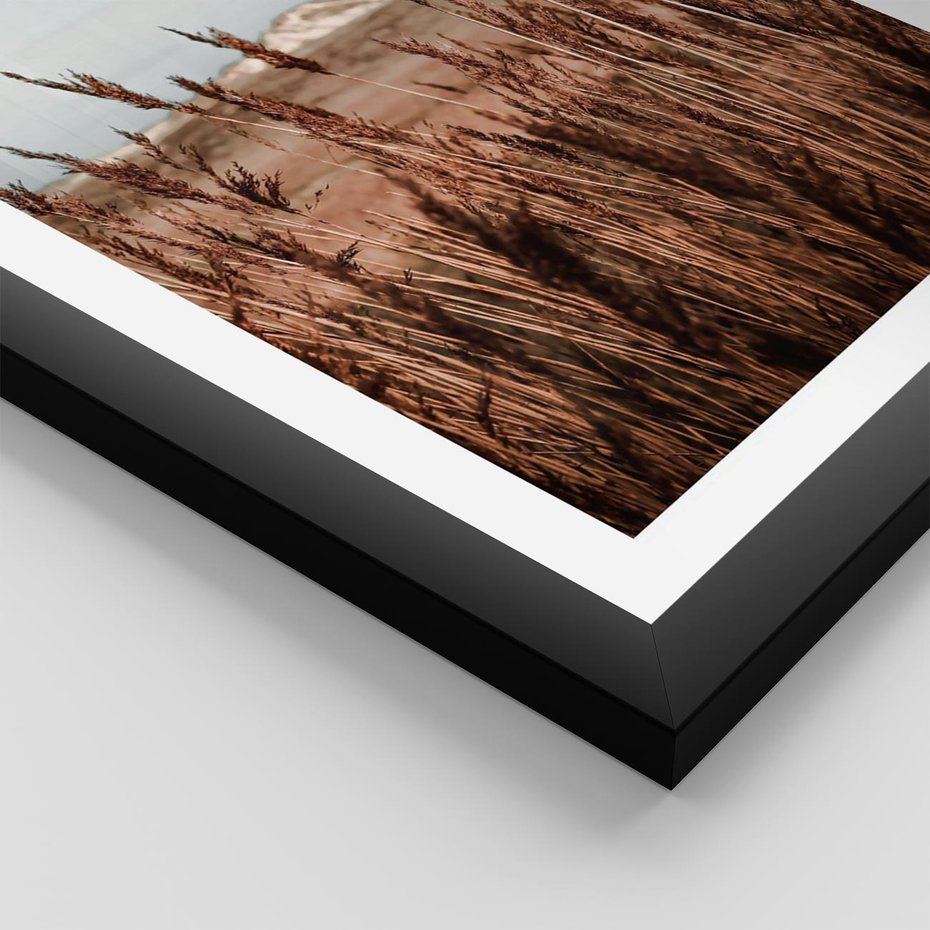 Plakat w ramie 30x40 - Wysokie Trawy w Górskim Krajobrazie - suche trawy, wysokie trawy - rama czarna