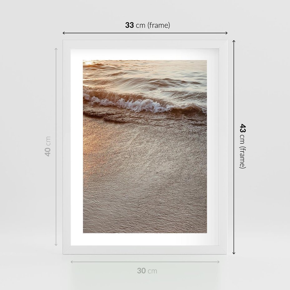 Plakat w ramie 30x40 - Spokój Morza: Fale na Plaży - fale, morze - rama biała