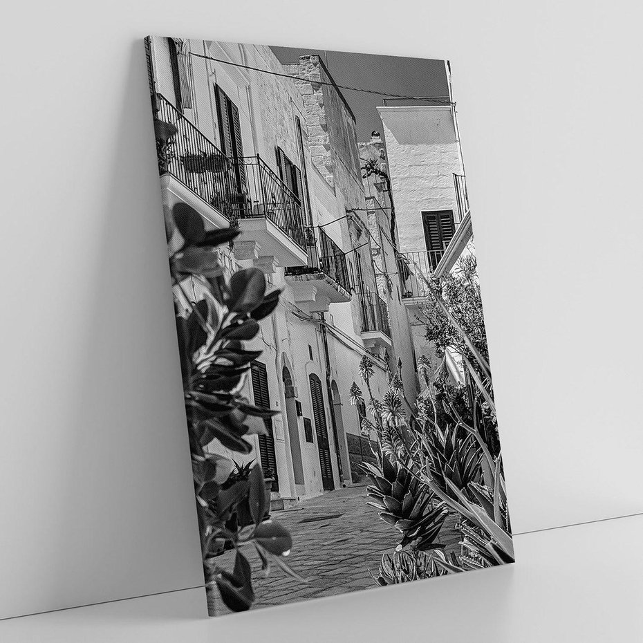 Obraz na płótnie 70x100 - Nadmorska Uliczka - czarno białe zdjecie, uliczka w nadmorskim mieście