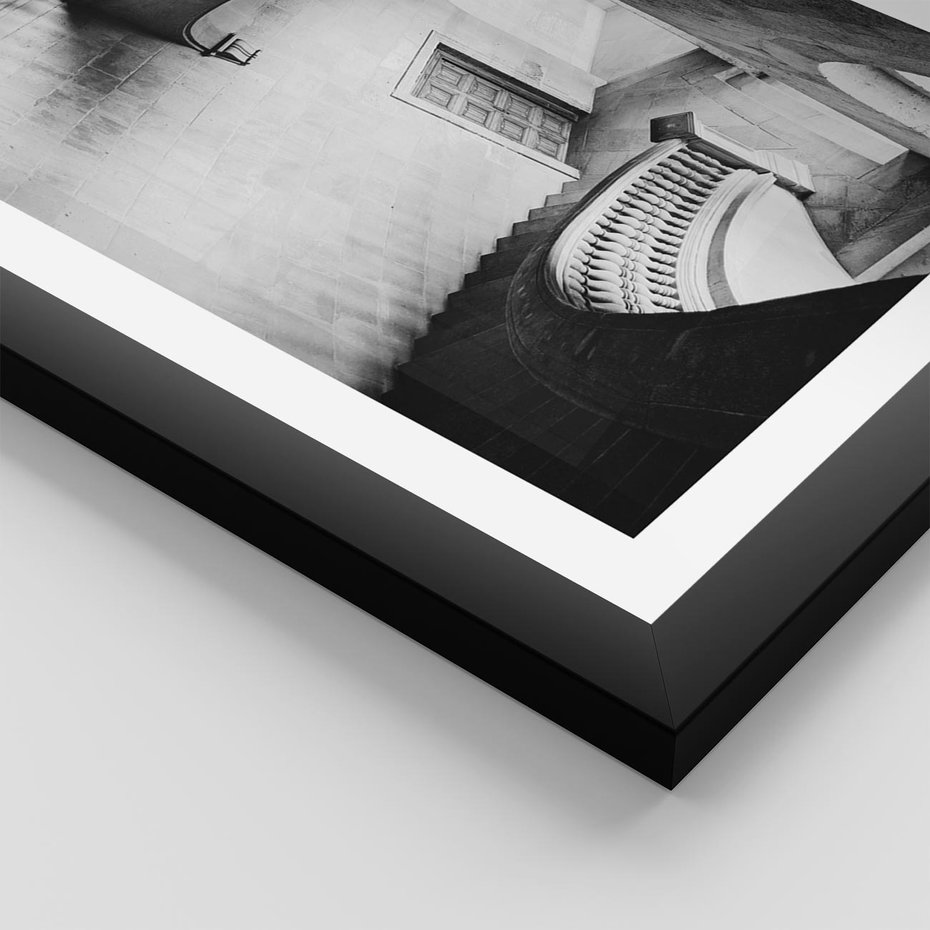 Plakat w ramie 30x40 - Po Schodach w Dół - czarno białą fotgrafia, zakręcone schody w starek kamienicy - rama czarna