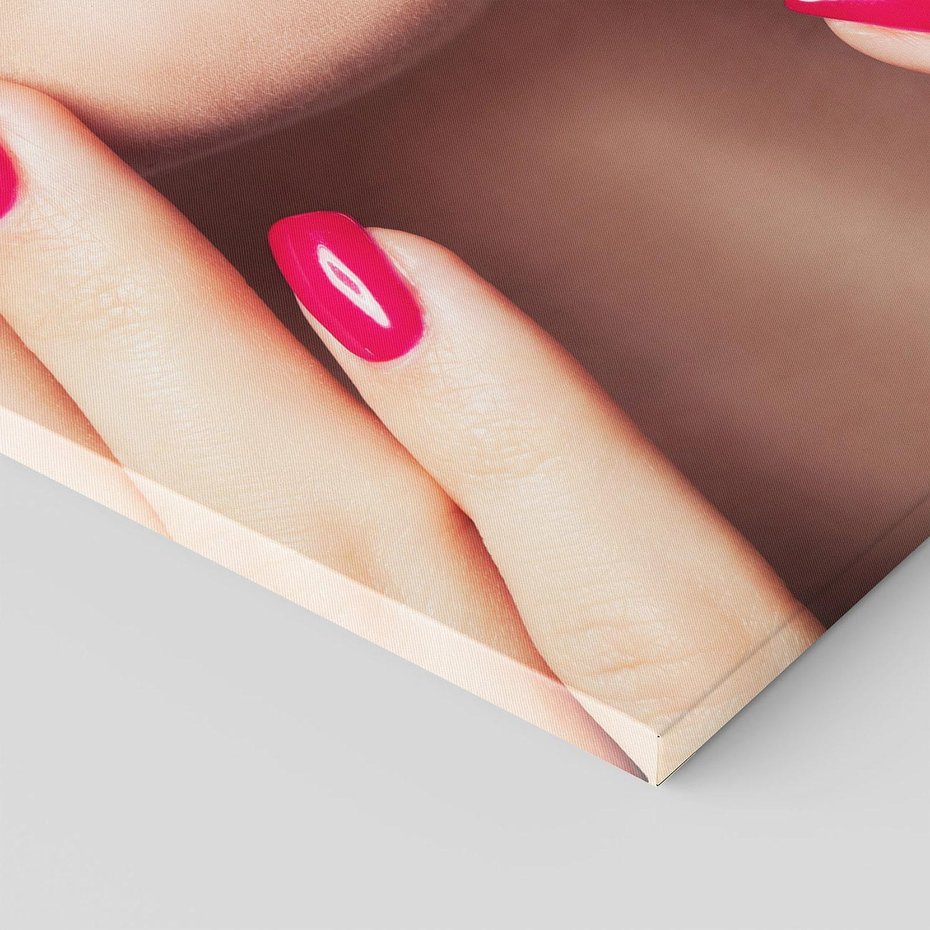 Obraz na płótnie 70x100 - Wyrażenie Piękna - paznokcie, usta