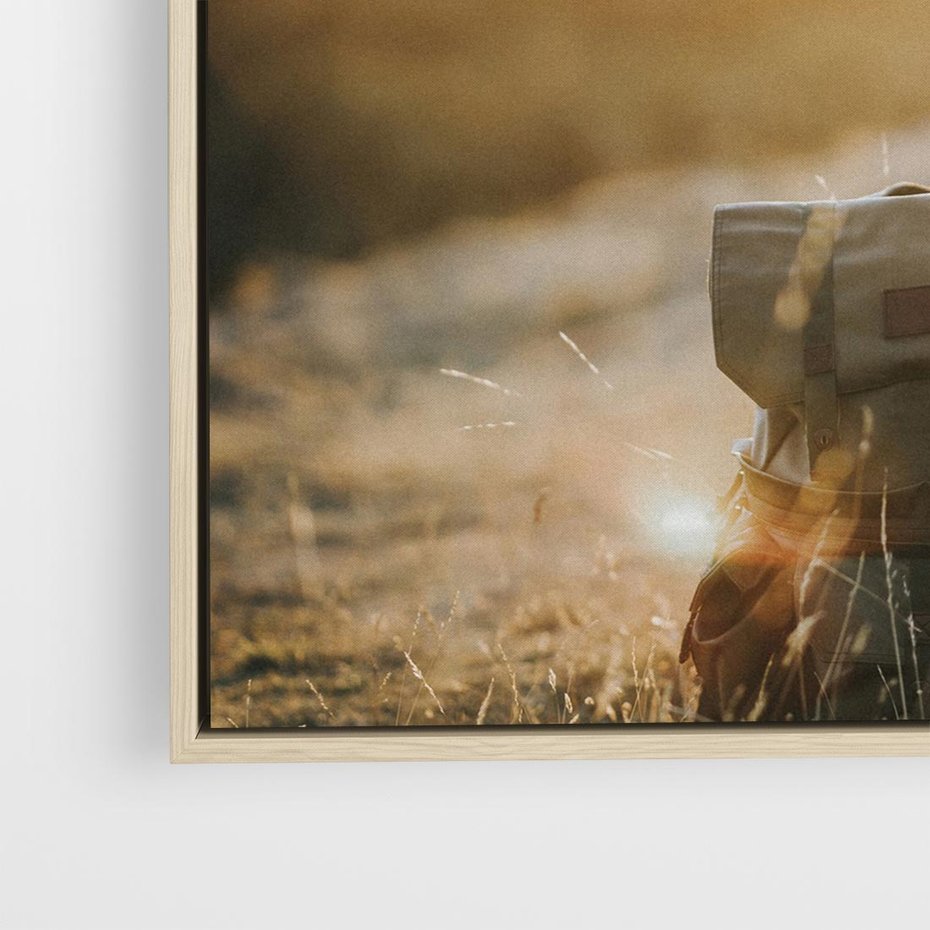 Obraz w ramie 50x50 - Podróżniczy bukiet na łące - plecak, podróż - rama drewno