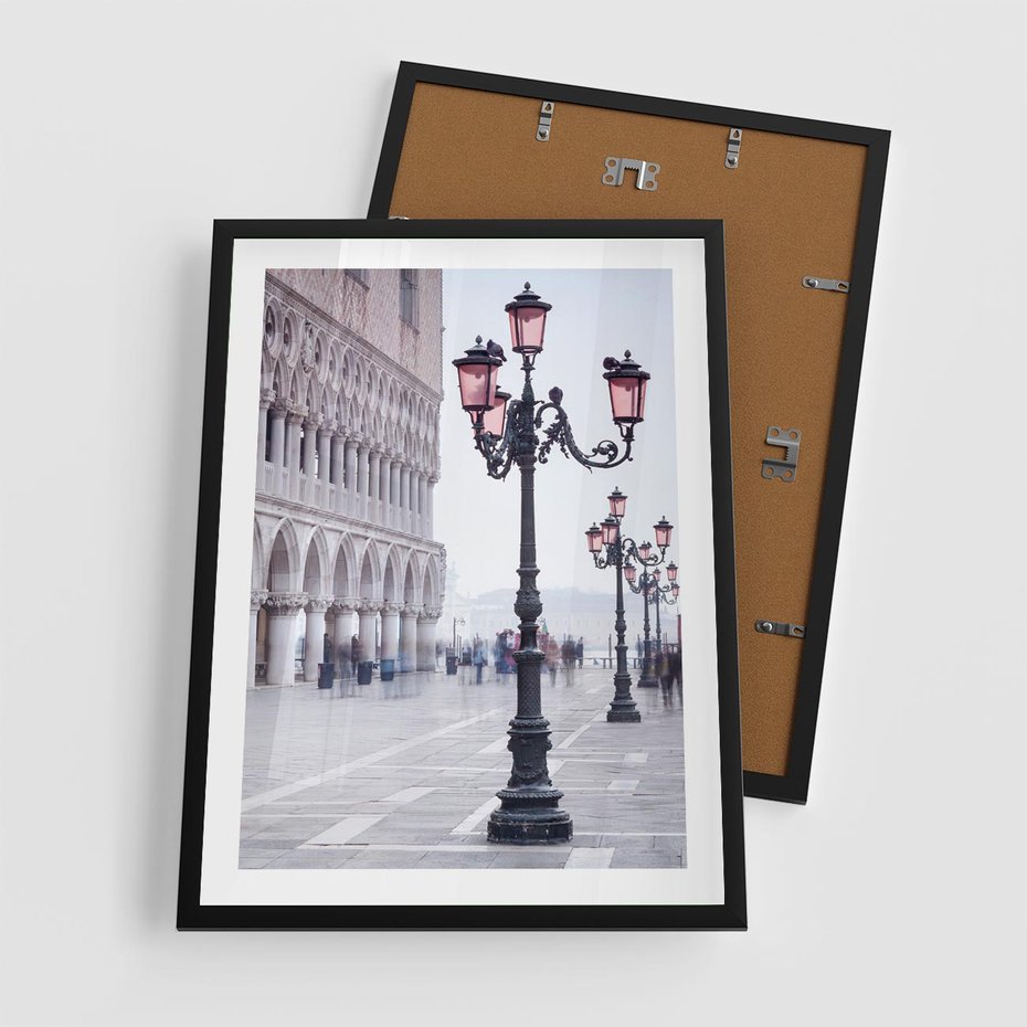 Plakat w ramie 50x70 - Przemijający urok miasta - miasto, uliczka - rama czarna