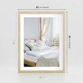 Plakat w ramie 30x40 - Relaks w Sypialni: Jasne Kolory - zdjęcie sypialni, łóżko - rama drewno