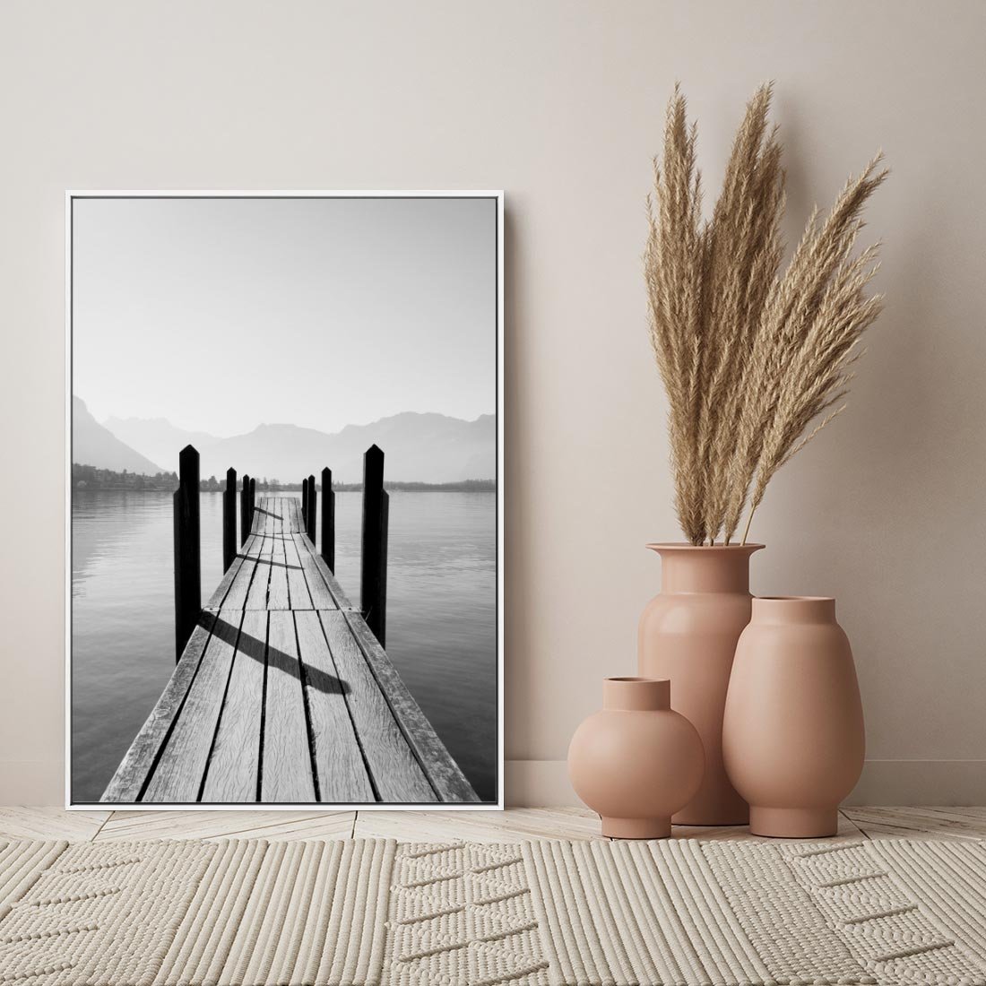 Obraz w ramie 70x100 - Spokojna Przystań - czarno biała fotografia, drewniany pomost na jeziorze - rama biała