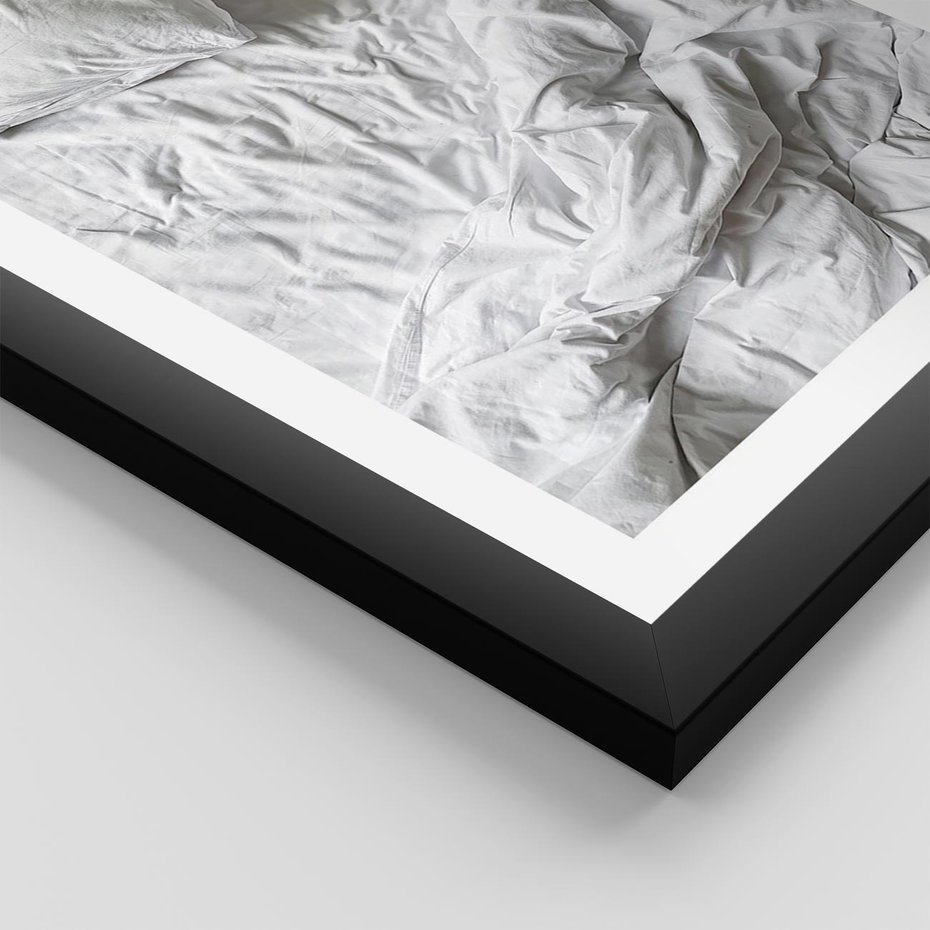 Plakat w ramie 50x70 - Biała Pościel na Łóżku - biała pościel, łóżko - rama czarna