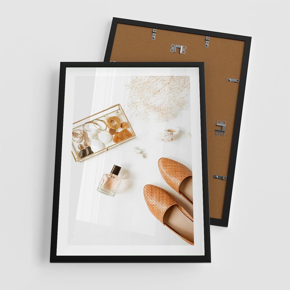 Plakat w ramie 50x70 - Elegancja w Szafie - modowa fotografia, buty - rama czarna