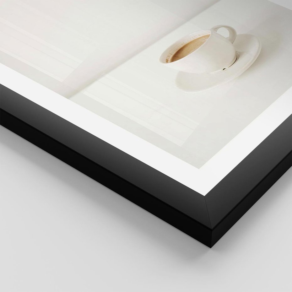 Plakat w ramie 50x70 - Kawa w Prostocie - kawa w filizance, białe tłó - rama czarna